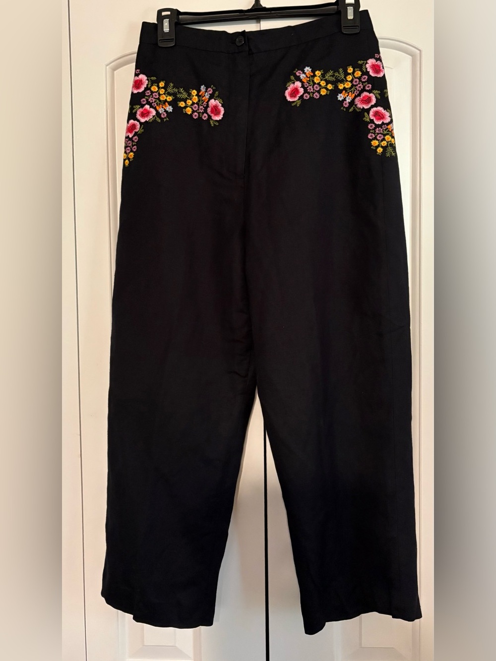 LARRY LEVINE SPORT, Black Floral Embroidered Cropped Pants, Size 8